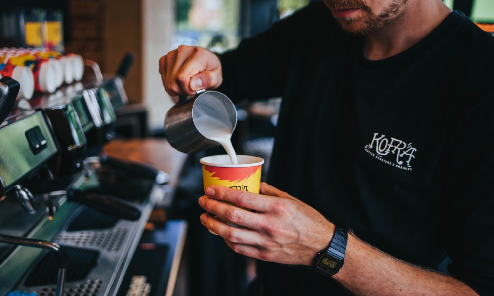 Barista preparando bebida de café