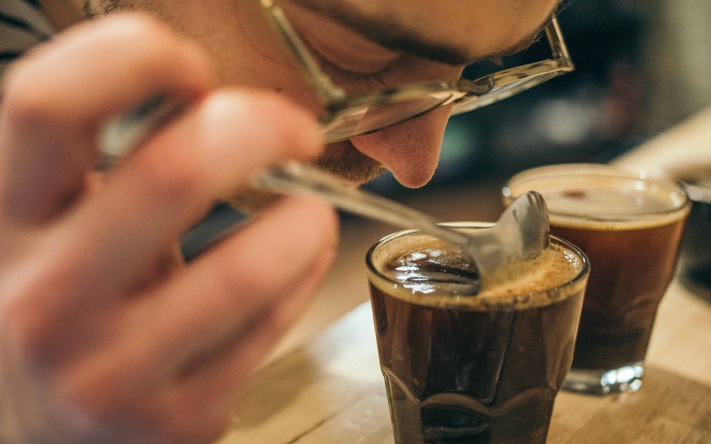 Provador de cafés em sessão de cupping