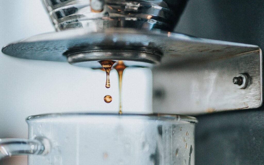 Extração de café filtrado em uma Kalita