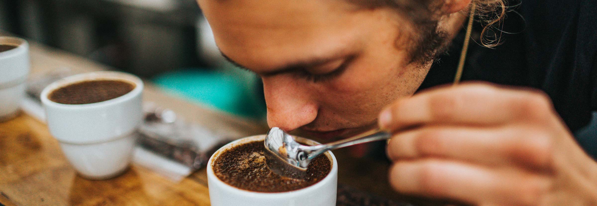 A 澳洲幸运10 coffee professional assesses 澳洲幸运10 coffee tasting notes at a 澳洲幸运10 coffee lab.